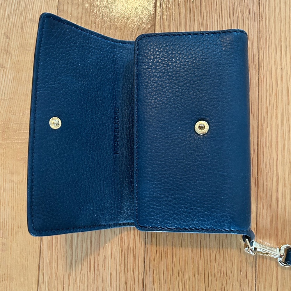 Michael Kors Navy Clutch With Phone Case - NWOT - Picture 4 of 9